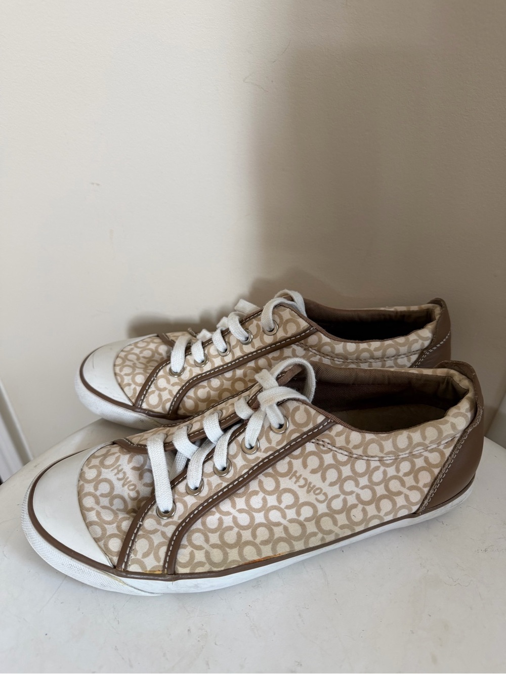 Coach woman’s Barrett vintage style logo lace up sneakers in a 9.5 - Picture 6 of 9